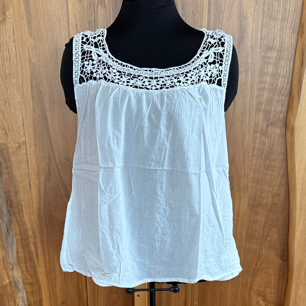 Chic White Old Navy Crochet Sleeveless Blouse/Tank Top